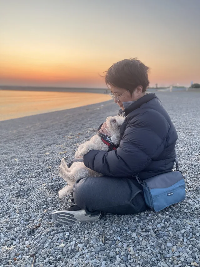 海辺で愛犬と過ごす深田弘子